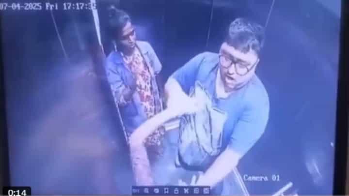 Video: ನಾನು ಬರೋದು ಕಾಣ್ಸಿಲ್ವಾ, ಲಿಫ್ಟ್ ಬಾಗಿಲು ಹಾಕಿದ್ದೇಕೆಂದು ಗದರಿ ಬಾಲಕನ ಕೈ ಕಚ್ಚಿದ ವ್ಯಕ್ತಿ Video: ನಾನು ಬರೋದು ಕಾಣ್ಸಿಲ್ವಾ, ಲಿಫ್ಟ್ ಬಾಗಿಲು ಹಾಕಿದ್ದೇಕೆಂದು ಗದರಿ ಬಾಲಕನ ಕೈ ಕಚ್ಚಿದ ವ್ಯಕ್ತಿ