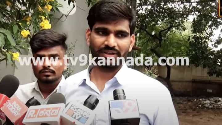ಮಹಿಳಾ ಉದ್ಯೋಗಿಯೊಬ್ಬರ ಮೇಲೆ ಹಲ್ಲೆ ನಡೆದಿರುವುದನ್ನು ಅಂಗೀಕರಿಸುವ ಕೊಪ್ಪಳ ಎಂವಿ ಕಂಪನಿ ಮ್ಯಾನೇಜರ್ ಮಹಿಳಾ ಉದ್ಯೋಗಿಯೊಬ್ಬರ ಮೇಲೆ ಹಲ್ಲೆ ನಡೆದಿರುವುದನ್ನು ಅಂಗೀಕರಿಸುವ ಕೊಪ್ಪಳ ಎಂವಿ ಕಂಪನಿ ಮ್ಯಾನೇಜರ್