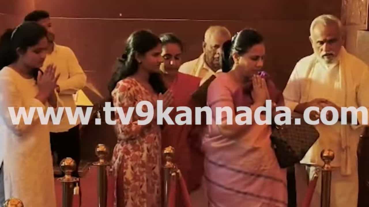 ಮಗಳೊಟ್ಟಿಗೆ ಕಾಪು ಮಾರಿಗುಡಿ ದೇವಾಲಯಕ್ಕೆ ಅಶ್ವಿನಿ ಪುನೀತ್ರಾಜ್ಕುಮಾರ್ ಭೇಟಿ: ವಿಡಿಯೋ ಮಗಳೊಟ್ಟಿಗೆ ಕಾಪು ಮಾರಿಗುಡಿ ದೇವಾಲಯಕ್ಕೆ ಅಶ್ವಿನಿ ಪುನೀತ್ರಾಜ್ಕುಮಾರ್ ಭೇಟಿ: ವಿಡಿಯೋ