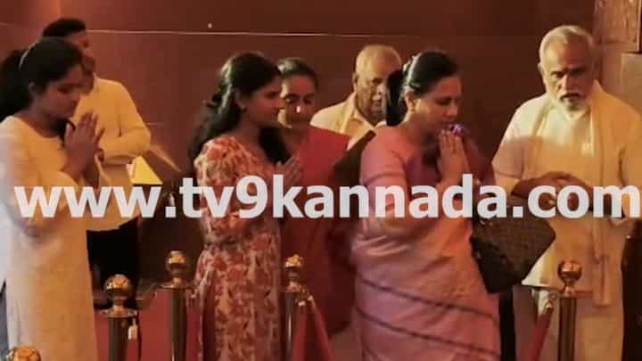 ಮಗಳೊಟ್ಟಿಗೆ ಕಾಪು ಮಾರಿಗುಡಿ ದೇವಾಲಯಕ್ಕೆ ಅಶ್ವಿನಿ ಪುನೀತ್ರಾಜ್ಕುಮಾರ್ ಭೇಟಿ: ವಿಡಿಯೋ ಮಗಳೊಟ್ಟಿಗೆ ಕಾಪು ಮಾರಿಗುಡಿ ದೇವಾಲಯಕ್ಕೆ ಅಶ್ವಿನಿ ಪುನೀತ್ರಾಜ್ಕುಮಾರ್ ಭೇಟಿ: ವಿಡಿಯೋ