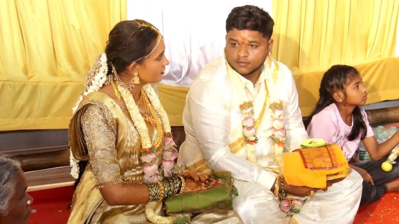 ಬೆಂಗಳೂರು ಗ್ರಾಮಾಂತರ ಜಿಲ್ಲೆಯ ಹೊಸಕೋಟೆ ತಾಲೂಕಿನ ಕಂಬಳಿಪುರದ ಕಾಟೇರಮ್ಮ ದೇವಸ್ಥಾನದಲ್ಲಿ ಮಗನ ಮದುವೆ ಜೊತೆಗೆ ಇತರೆ 11 ನವಜೋಡಿಗಳ ಸಾಮೂಹಿಕ ಮದುವೆ ಮಾಡುವ ಮೂಲಕ ತಂದೆಯೊಬ್ಬರು ಮಾದರಿಯಾಗಿದ್ದಾರೆ. 