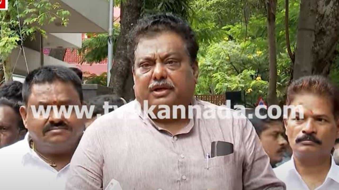 ಕ್ಷೇತ್ರದ ಕುಡಿಯುವ ನೀರಿನ ಸಮಸ್ಯೆಯೊಂದಿಗೆ ಡಿಕೆ ಶಿವಕುಮಾರ್ ಮನೆ ಕದ ತಟ್ಟಿದ ಎಂಬಿ ಪಾಟೀಲ್ ಕ್ಷೇತ್ರದ ಕುಡಿಯುವ ನೀರಿನ ಸಮಸ್ಯೆಯೊಂದಿಗೆ ಡಿಕೆ ಶಿವಕುಮಾರ್ ಮನೆ ಕದ ತಟ್ಟಿದ ಎಂಬಿ ಪಾಟೀಲ್