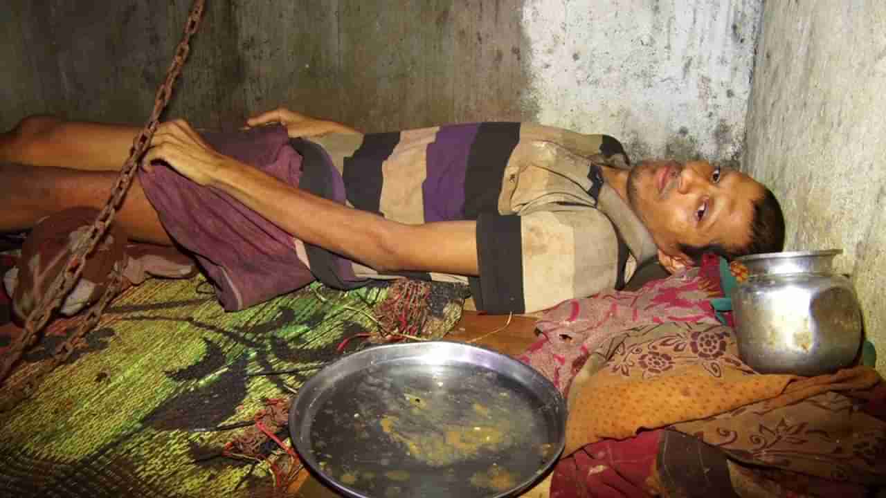 ಕಾಲಿಗೆ ಸರಪಳಿ ಕಟ್ಟಿ ಗೃಹ ಬಂಧನದಲ್ಲಿರಿಸಿದ್ದ ಕುಟುಂಬ: 2 ವರ್ಷ ಬಳಿಕ ಯುವಕನಿಗೆ ಸಿಕ್ತು ಮುಕ್ತಿ