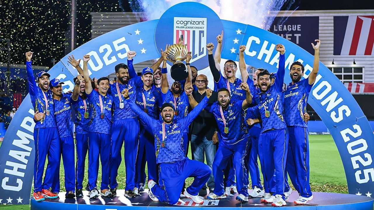 ಇದೀಗ ಅಮೆರಿಕದಲ್ಲಿ ನಡೆದ ಮೇಜರ್ ಲೀಗ್ ಕ್ರಿಕೆಟ್ ಟೂರ್ನಿಯ 3ನೇ ಸೀಸನ್ನಲ್ಲೂ ಮುಂಬೈ ಇಂಡಿಯನ್ಸ್ ಫ್ರಾಂಚೈಸಿಯ ಎಂಐ ನ್ಯೂಯಾರ್ಕ್ ತಂಡ ಚಾಂಪಿಯನ್ ಪಟ್ಟ ಅಲಂಕರಿಸಿದೆ. ಫೈನಲ್ ಪಂದ್ಯದಲ್ಲಿ ವಾಷಿಂಗ್ಟನ್ ಫ್ರೀಡಂ ತಂಡವನ್ನು 5 ರನ್ಗಳಿಂದ ಮಣಿಸಿ 2ನೇ ಬಾರಿ ಚಾಂಪಿಯನ್ ಪಟ್ಟ ಅಲಂಕರಿಸುವಲ್ಲಿ ಎಂಐ ನ್ಯೂಯಾರ್ಕ್ ತಂಡ ಯಶಸ್ವಿಯಾಗಿದೆ. ಈ ಮೂಲಕ ವಿಶ್ವದ 6 ಲೀಗ್ಗಳಲ್ಲಿ ಒಟ್ಟು 13 ಟ್ರೋಫಿ ಗೆದ್ದು ಮುಂಬೈ ಇಂಡಿಯನ್ಸ್ ಹೊಸ ಇತಿಹಾಸ ನಿರ್ಮಿಸಿದೆ.