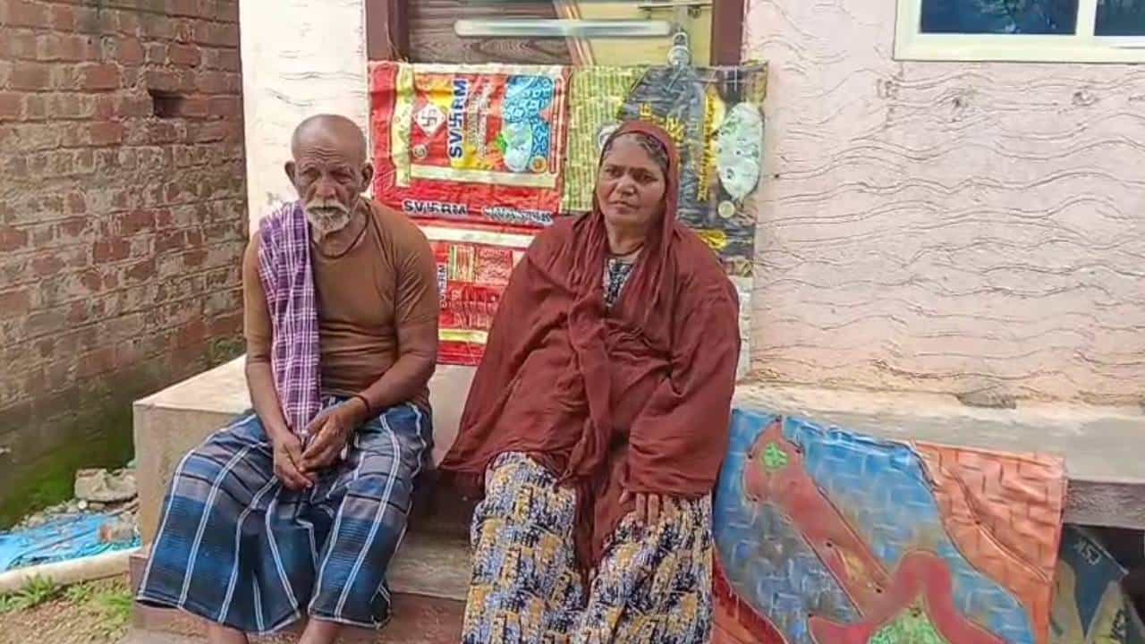 ಮೈಕ್ರೋ ಫೈನಾನ್ಸ್ ಸಿಬ್ಬಂದಿಯಿಂದ ಮನೆಗೆ ಬೀಗ: ಸೂರು ಇಲ್ಲದೇ ಅಂಗಳದಲ್ಲೇ ವೃದ್ಧ ದಂಪತಿ ಜೀವನ ಮೈಕ್ರೋ ಫೈನಾನ್ಸ್ ಸಿಬ್ಬಂದಿಯಿಂದ ಮನೆಗೆ ಬೀಗ: ಸೂರು ಇಲ್ಲದೇ ಅಂಗಳದಲ್ಲೇ ವೃದ್ಧ ದಂಪತಿ ಜೀವನ