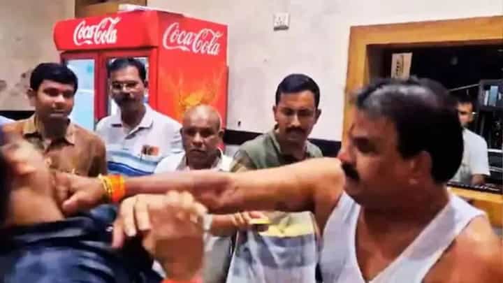 Video: ಮುಂಬೈ: ಎಂಎಲ್ಎ ಗೆಸ್ಟ್ಹೌಸ್ ಕ್ಯಾಂಟೀನ್ ನಿರ್ವಾಹಕರನ್ನು ಥಳಿಸಿದ ಶಿವಸೇನಾ ಶಾಸಕ ಸಂಜಯ್ ಗಾಯಕ್ವಾಡ್ Video: ಮುಂಬೈ: ಎಂಎಲ್ಎ ಗೆಸ್ಟ್ಹೌಸ್ ಕ್ಯಾಂಟೀನ್ ನಿರ್ವಾಹಕರನ್ನು ಥಳಿಸಿದ ಶಿವಸೇನಾ ಶಾಸಕ ಸಂಜಯ್ ಗಾಯಕ್ವಾಡ್