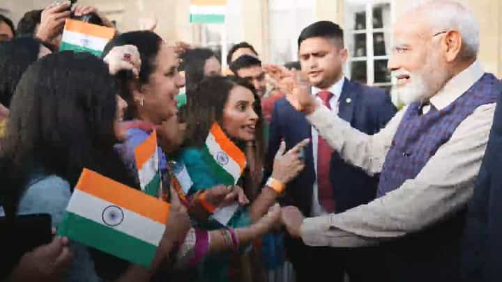 Video: ಲಂಡನ್ನಲ್ಲಿ ಪ್ರಧಾನಿ ಮೋದಿಗೆ ಭರ್ಜರಿ ಸ್ವಾಗತ, ಕೈಯಲ್ಲಿ ಭಾರತದ ಬಾವುಟ, ಎಲ್ಲೆಲ್ಲೂ ಮೊಳಗಿದ ಜೈಕಾರ Video: ಲಂಡನ್ನಲ್ಲಿ ಪ್ರಧಾನಿ ಮೋದಿಗೆ ಭರ್ಜರಿ ಸ್ವಾಗತ, ಕೈಯಲ್ಲಿ ಭಾರತದ ಬಾವುಟ, ಎಲ್ಲೆಲ್ಲೂ ಮೊಳಗಿದ ಜೈಕಾರ