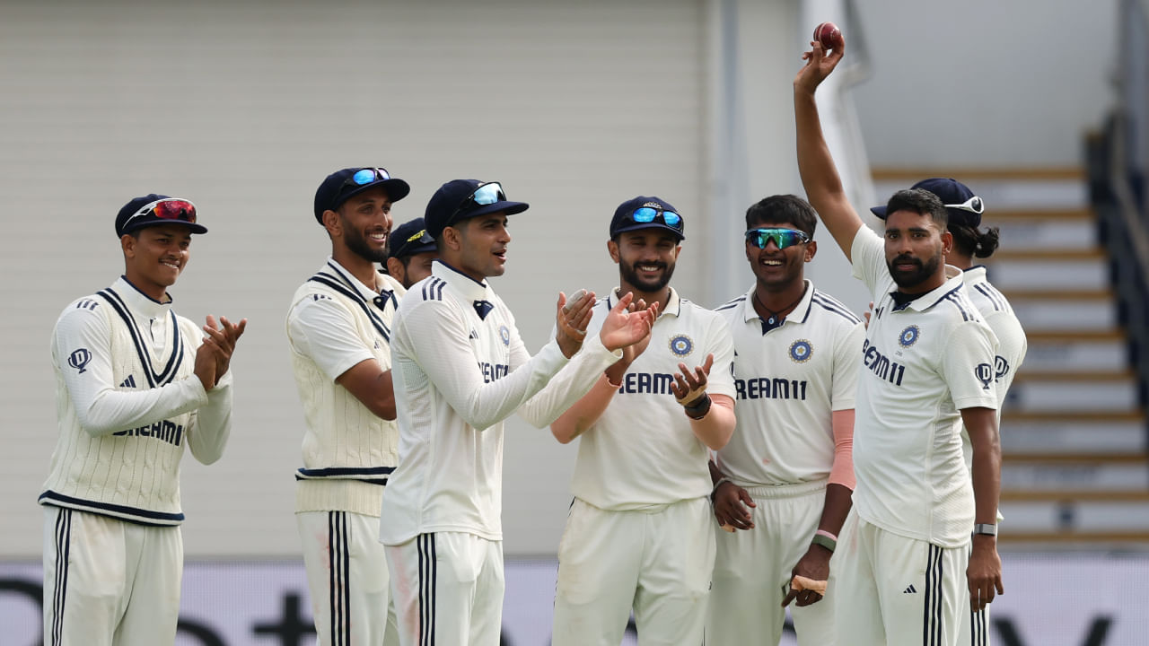 IND vs ENG: 6 ವಿಕೆಟ್ ಉರುಳಿಸಿದ ಸಿರಾಜ್; 407 ರನ್ಗಳಿಗೆ ಇಂಗ್ಲೆಂಡ್ ಆಲೌಟ್ IND vs ENG: 6 ವಿಕೆಟ್ ಉರುಳಿಸಿದ ಸಿರಾಜ್; 407 ರನ್ಗಳಿಗೆ ಇಂಗ್ಲೆಂಡ್ ಆಲೌಟ್