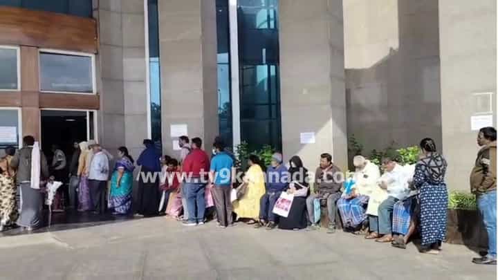ಮೈಸೂರು ಜಯದೇವ ಆಸ್ಪತ್ರೆಯಲ್ಲಿ ಹೃದಯ ತಪಾಸಣೆಗೆ ಮುಗಿಬಿದ್ದ ಜನಸಾಗರ: ನಿಯಂತ್ರಿಸಲು ಹರಸಾಹಸ ಮೈಸೂರು ಜಯದೇವ ಆಸ್ಪತ್ರೆಯಲ್ಲಿ ಹೃದಯ ತಪಾಸಣೆಗೆ ಮುಗಿಬಿದ್ದ ಜನಸಾಗರ: ನಿಯಂತ್ರಿಸಲು ಹರಸಾಹಸ