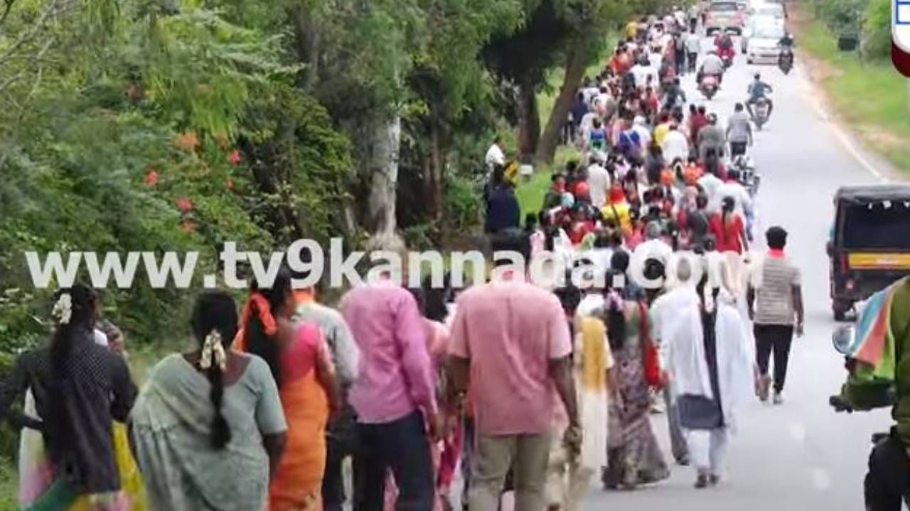 ಆಷಾಢ ಮಾಸದ ಕೊನೆಯ ಸೋಮವಾರ: ನಂದಿ ಬೆಟ್ಟದ ಪ್ರದಕ್ಷಿಣೆ ಹಾಕುತ್ತಿರುವ ಭಕ್ತಗಣ