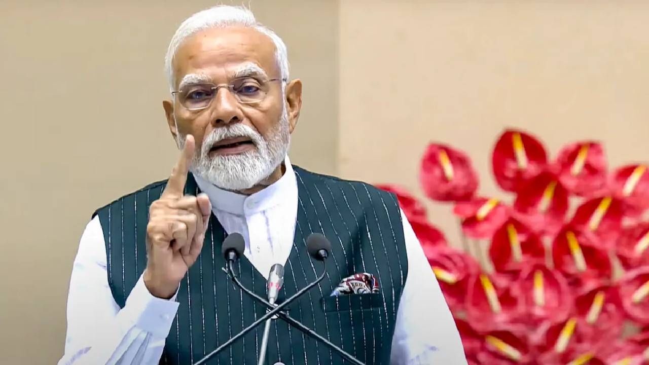 ಕಾಂಗ್ರೆಸ್ಸೇತರ ಪ್ರಧಾನಿಯಾಗಿ ಅತಿ ಹೆಚ್ಚು ಅವಧಿ: ಪ್ರಧಾನಿ ಮೋದಿ ಅವರು ಕಾಂಗ್ರೆಸ್ಸೇತರ ಪ್ರಧಾನಿಯಾಗಿ ಅತಿ ಹೆಚ್ಚು ಕಾಲ ಅಧಿಕಾರ ವಹಿಸಿಕೊಂಡವರು. ಪ್ರಧಾನಿ ಮೋದಿ ಅವರು ಗುಜರಾತ್ನಲ್ಲಿ ಸತತ ಮೂರು ಬಾರಿ ಬಿಜೆಪಿಯನ್ನು ಗೆಲುವಿನತ್ತ ಕೊಂಡೊಯ್ದರು. ಈ ಗೆಲುವು 2002, 2007 ಮತ್ತು 2012 ರಲ್ಲಿ ಸಾಧಿಸಲ್ಪಟ್ಟಿತು. ಅವರು ಕೇಂದ್ರದಲ್ಲಿಯೂ ಈ ಸಾಧನೆ ಮಾಡಿದರು. ಅವರ ಪಕ್ಷ ಬಿಜೆಪಿ 2014, 2019 ಮತ್ತು 2024 ರಲ್ಲಿ ಸತತ ಮೂರು ಲೋಕಸಭಾ ಚುನಾವಣೆಗಳನ್ನು ಗೆದ್ದಿದೆ.