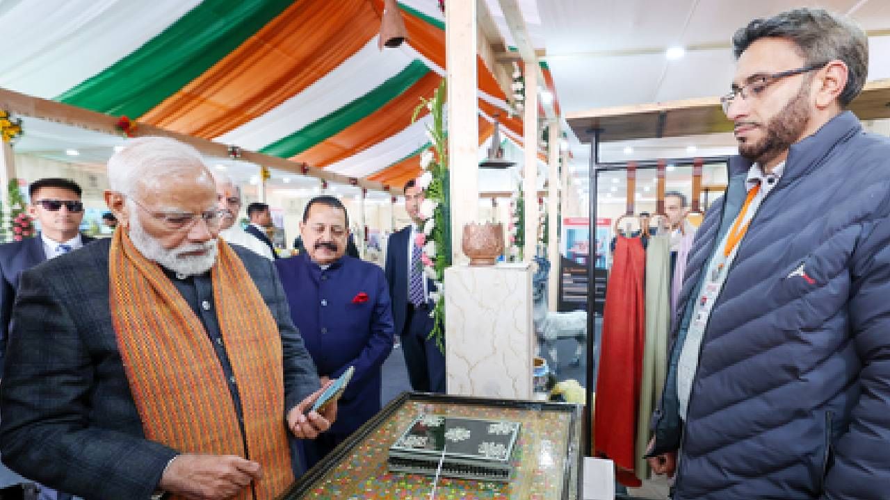 ಇತ್ತೀಚಿನ ಪಿಐಬಿ ಬಿಡುಗಡೆಯ ಪ್ರಕಾರ, ಭಾರತ್‌ನೆಟ್ ಅಡಿಯಲ್ಲಿ ಸುಮಾರು 6.92 ಲಕ್ಷ ಕಿ.ಮೀ ಆಪ್ಟಿಕಲ್ ಫೈಬರ್ ಅನ್ನು ಹಾಕಲಾಗಿದ್ದು , ಇದು 2.18 ಲಕ್ಷಕ್ಕೂ ಹೆಚ್ಚು ಗ್ರಾಮ ಪಂಚಾಯಿತಿಗಳನ್ನು ಒಳಗೊಂಡಿದೆ. ಕಳೆದ ದಶಕದಲ್ಲಿ ಇಂಟರ್ನೆಟ್ ಬಳಕೆದಾರರ ಸಂಖ್ಯೆ ಶೇ. 285 ರಷ್ಟು ಏರಿಕೆಯಾಗಿದ್ದು, ಡೇಟಾ ವೆಚ್ಚವು ಪ್ರತಿ ಜಿಬಿಗೆ 10 ರೂ.ಗಿಂತ ಕಡಿಮೆಯಾಗಿದೆ. ವಾರ್ಷಿಕವಾಗಿ 100 ಶತಕೋಟಿಗೂ ಹೆಚ್ಚು ವಹಿವಾಟುಗಳನ್ನು ನಿರ್ವಹಿಸುತ್ತಿರುವ ಯುಪಿಐನಿಂದ ಹಿಡಿದು , ಸೋರಿಕೆ ಮತ್ತು ಮಧ್ಯವರ್ತಿಗಳನ್ನು ಕಡಿಮೆ ಮಾಡಿರುವ 44 ಲಕ್ಷ ಕೋಟಿ ರೂ.ಗಳ ನೇರ ಲಾಭ ವರ್ಗಾವಣೆಯವರೆಗೆ ಜಾಗತಿಕ ಮಾದರಿಗಳಾಗಿ ಮಾರ್ಪಟ್ಟಿರುವ ಪ್ರಮುಖ ಡಿಜಿಟಲ್ ವೇದಿಕೆಗಳನ್ನು ಪ್ರಧಾನಿ ಉಲ್ಲೇಖಿಸಿದರು .

