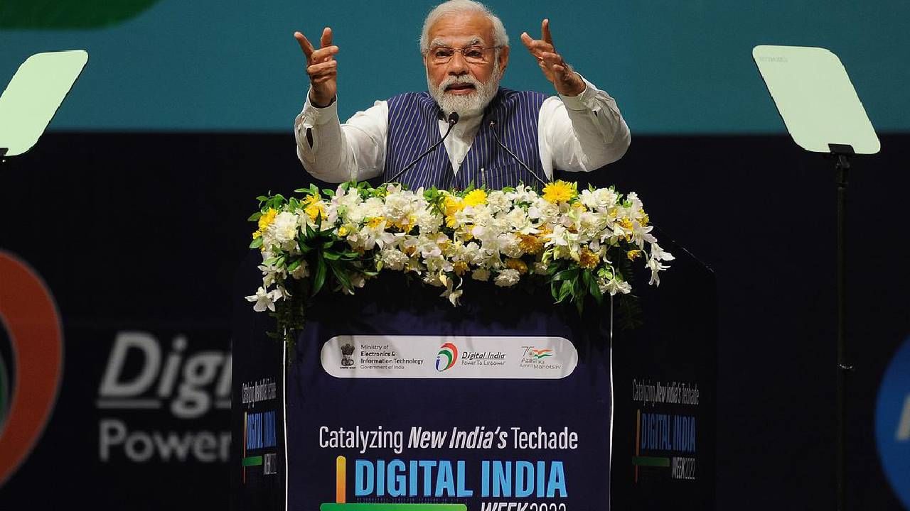 ಭಾರತದಲ್ಲಿ ಡಿಜಿಟಲ್ ಇಂಡಿಯಾ ಆರಂಭವಾಗಿ 10 ವರ್ಷ ಪೂರ್ಣಗೊಂಡಿದೆ. ಡಿಜಿಟಲ್ ಇಂಡಿಯಾದಲ್ಲಿ ಹೈ-ಸ್ಪೀಡ್ ಇಂಟರ್ನೆಟ್ ಲಭ್ಯವಾಗುವಂತೆ ನೋಡಿಕೊಳ್ಳುವುದು, ಮೊಬೈಲ್ ಫೋನ್ ಮತ್ತು ಬ್ಯಾಂಕ್ ಖಾತೆ ಪ್ರವೇಶ ಮತ್ತು ಸಾಮಾನ್ಯ ಸೇವಾ ಕೇಂದ್ರಗಳಿಗೆ ಪ್ರವೇಶವನ್ನು ಒದಗಿಸುವುದು ಸೇರಿದೆ.ಈ ಆಂದೋಲನದ ಕುರಿತು ಪ್ರಧಾನಿ ನರೇಂದ್ರ ಮೋದಿ ಮಾತನಾಡಿದ್ದು, 140 ಕೋಟಿ ಭಾರತೀಯರನ್ನು ಸಬಲೀಕರಣಗೊಳಿಸಿದ ಮತ್ತು ಭಾರತವನ್ನು ಜಾಗತಿಕ ಡಿಜಿಟಲ್ ನಾಯಕತ್ವಕ್ಕೆ ಏರಿಸಿದ ಆಂದೋಲನವಾಗಿದೆ ಎಂದು ಬಣ್ಣಿಸಿದ್ದಾರೆ.
