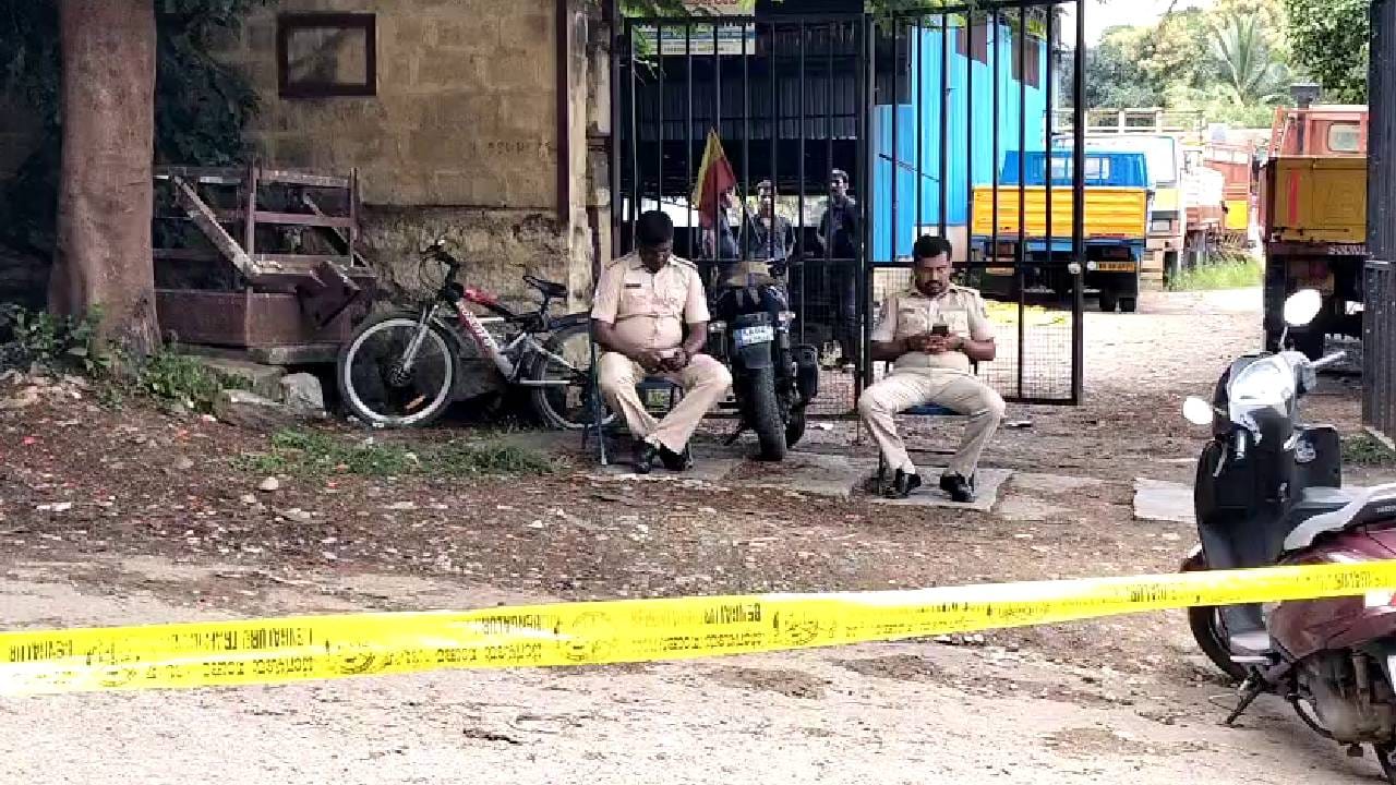 ಎಣ್ಣೆ ಪಾರ್ಟಿಯಲ್ಲಿ ಗಲಾಟೆ: 15 ನಿಮಿಷ ಕಲ್ಲಿನಿಂದ ತಲೆ ಜಜ್ಜಿ ಸ್ನೇಹಿತನ ಹತ್ಯೆ ಎಣ್ಣೆ ಪಾರ್ಟಿಯಲ್ಲಿ ಗಲಾಟೆ: 15 ನಿಮಿಷ ಕಲ್ಲಿನಿಂದ ತಲೆ ಜಜ್ಜಿ ಸ್ನೇಹಿತನ ಹತ್ಯೆ