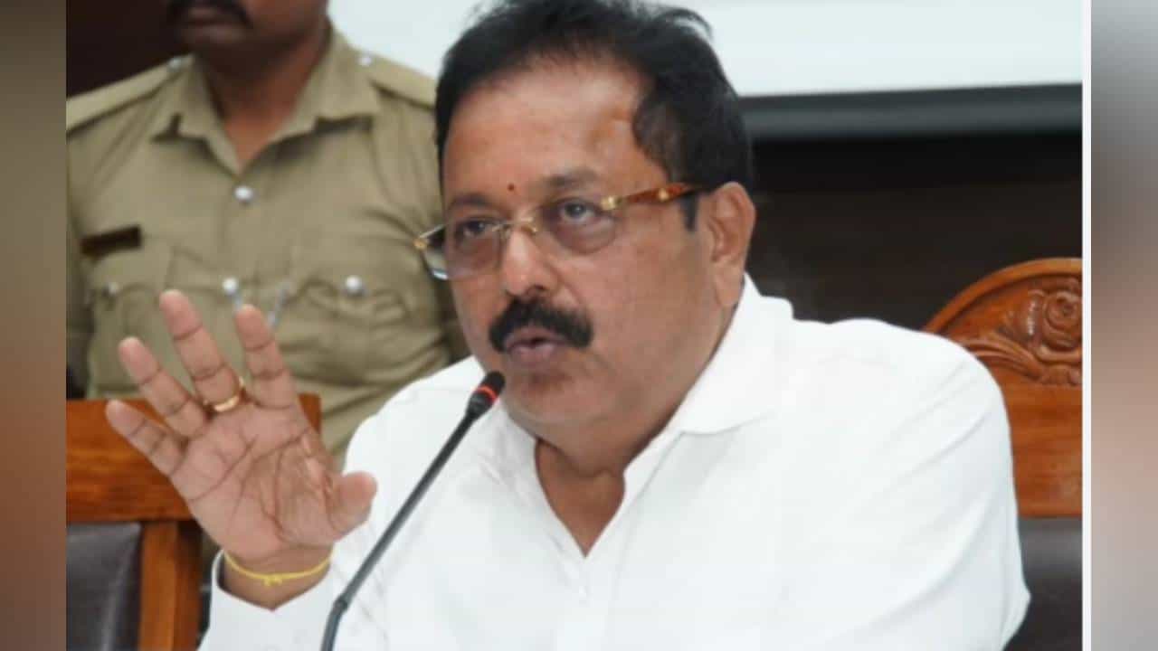 ಕರ್ನಾಟಕದಲ್ಲಿ ಯೂರಿಯಾ ಗೊಬ್ಬರ ಕೊರತೆ: ಅಧಿಕಾರಿಗಳ ಸಭೆ ಬಳಿಕ ಕೃಷಿ ಸಚಿವ ಹೇಳಿದ್ದಿಷ್ಟು ಕರ್ನಾಟಕದಲ್ಲಿ ಯೂರಿಯಾ ಗೊಬ್ಬರ ಕೊರತೆ: ಅಧಿಕಾರಿಗಳ ಸಭೆ ಬಳಿಕ ಕೃಷಿ ಸಚಿವ ಹೇಳಿದ್ದಿಷ್ಟು