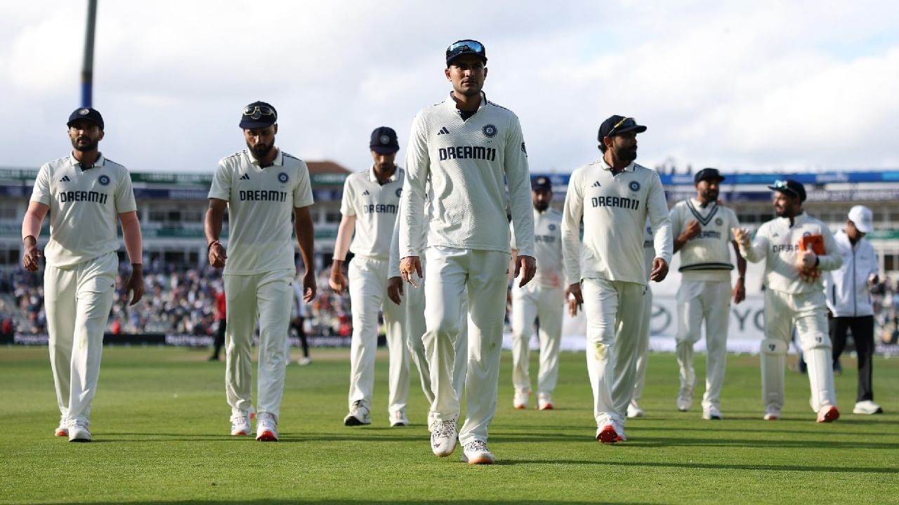 ಇತ್ತ  ಆಕಾಶ್ ದೀಪ್​ ಹೊರಗುಳಿದರೆ, ಅವರ ಬದಲಿಗೆ ಕುಲ್ದೀಪ್ ಯಾದವ್ ಅಥವಾ ಶಾರ್ದೂಲ್ ಠಾಕೂರ್ ಅಥವಾ ಪ್ರಸಿದ್ಧ್ ಕೃಷ್ಣ ಅವರನ್ನು ಕಣಕ್ಕಿಳಿಸಬಹುದು. ಇಲ್ಲ ಗಾಯಾಳು ಅರ್ಷದೀಪ್ ಸಿಂಗ್ ಬದಲಿಗೆ ಆಯ್ಕೆಯಾಗಿರುವ ಅನ್ಶುಲ್ ಕಂಬೋಜ್ ಅವರನ್ನು ಆಡುವ ಬಳಗಕ್ಕೆ ಸೇರ್ಪಡೆಗೊಳಿಸಬಹುದು. ಈ ಮೂಲಕ ನಾಲ್ಕನೇ ಟೆಸ್ಟ್ ಪಂದ್ಯಕ್ಕಾಗಿ ಟೀಮ್ ಇಂಡಿಯಾ ಬಲಿಷ್ಠ ಪ್ಲೇಯಿಂಗ್ ಇಲೆವೆನ್ ರೂಪಿಸುವ ಸಾಧ್ಯತೆಯಿದೆ.
