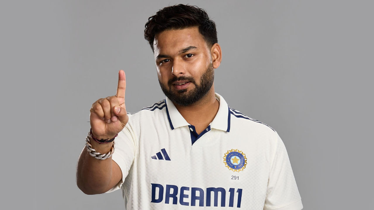 ಮ್ಯಾಂಚೆಸ್ಟರ್ ನ ಓಲ್ಡ್ ಟ್ರಾಫೋರ್ಡ್ ಮೈದಾನದಲ್ಲಿ ನಡೆದ 4ನೇ ಟೆಸ್ಟ್ ಪಂದ್ಯದ ಮೊದಲ ಇನಿಂಗ್ಸ್ ಬ್ಯಾಟಿಂಗ್ ವೇಳೆ ರಿಷಭ್ ಪಂತ್ ಅವರ ಬಲಗಾಲಿಗೆ ಗಂಭೀರ ಗಾಯವಾಗಿತ್ತು. ಈ ಗಾಯದ ಕಾರಣ ಅವರು ವಿಕೆಟ್ ಕೀಪಿಂಗ್ ಮಾಡಿರಲಿಲ್ಲ. ಅಲ್ಲದೆ ಗಾಯವು ಗಂಭೀರವಾಗಿರುವ ಕಾರಣ ಅವರಿಗೆ ವೈದ್ಯರು 6 ವಾರಗಳ ವಿಶ್ರಾಂತಿ ಸೂಚಿಸಿದ್ದಾರೆ. ಹೀಗಾಗಿ ಐದನೇ ಟೆಸ್ಟ್ ಪಂದ್ಯದಿಂದ ಪಂತ್ ಹೊರಗುಳಿದಿದ್ದಾರೆ.
