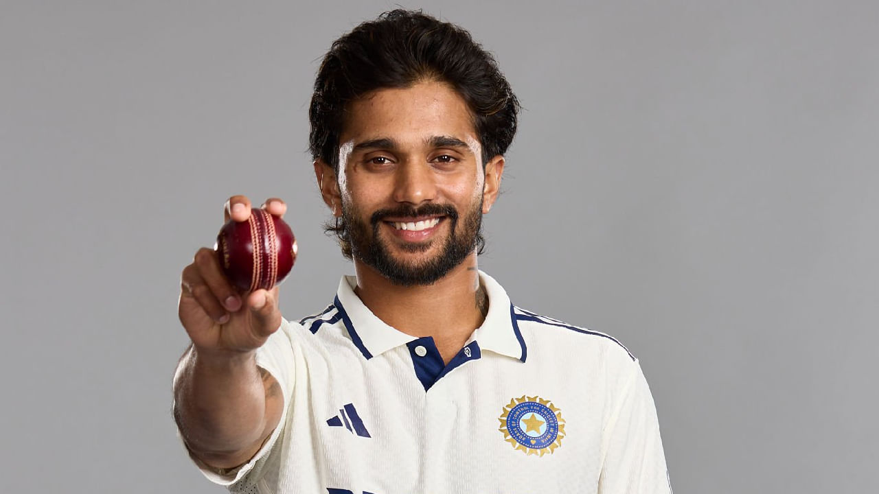 ಹಾಗೆಯೇ ಟೀಮ್ ಇಂಡಿಯಾದ ಯುವ ಆಲ್​ರೌಂಡರ್ ನಿತೀಶ್ ಕುಮಾರ್ ರೆಡ್ಡಿ ಕೂಡ ಗಾಯದ ಸಮಸ್ಯೆಗೆ ಒಳಗಾಗಿದ್ದಾರೆ. ಜಿಮ್​ನಲ್ಲಿನ ತರಬೇತಿ ವೇಳೆ ಅವರ ಮೊಣಕಾಲಿಗೆ ಗಾಯವಾಗಿದ್ದು, ಹೀಗಾಗಿ ಇಂಗ್ಲೆಂಡ್ ವಿರುದ್ಧದ ಕೊನೆಯ ಎರಡು ಟೆಸ್ಟ್ ಪಂದ್ಯಗಳಿಂದ ಅವರು ಹೊರಬಿದ್ದಿದ್ದಾರೆ. ಹೀಗಾಗಿ ನಾಲ್ಕನೇ ಟೆಸ್ಟ್ ಪಂದ್ಯಕ್ಕೆ ನಿತೀಶ್ ಕುಮಾರ್ ಕೂಡ ಅಲಭ್ಯರಾಗಲಿದ್ದಾರೆ.