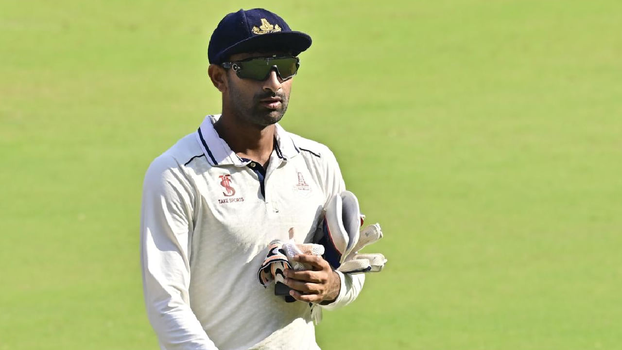 ಇನ್ನು ಎನ್ ಜಗದೀಸನ್ ಅವರ ವಿಕೆಟ್ ಕೀಪಿಂಗ್ ಬಗ್ಗೆ ಹೇಳುವುದಾದರೆ, 79 ಪ್ರಥಮ ದರ್ಜೆ ಇನಿಂಗ್ಸ್​ಗಳಲ್ಲಿ ಗ್ಲೌಸ್ ತೊಟ್ಟಿರುವ ಅವರು ಒಟ್ಟು 133 ರನ್​ ಕ್ಯಾಚ್​ಗಳನ್ನು ಹಿಡಿದಿದ್ದಾರೆ. ಹಾಗೆಯೇ 14 ಸ್ಟಂಪ್​ಗಳನ್ನು ಸಹ ಮಾಡಿದ್ದಾರೆ. ಅತ್ತ ದೇಶೀಯ ಅಂಗಳದಲ್ಲಿ ಅನುಭವಿ ವಿಕೆಟ್ ಕೀಪರ್ ಆಗಿ ಗುರುತಿಸಿಕೊಂಡಿರುವ ಜಗದೀಸನ್ ಅವರಿಗೆ ಚೊಚ್ಚಲ ಬಾರಿಗೆ ಟೀಮ್ ಇಂಡಿಯಾದಲ್ಲಿ ಸ್ಥಾನ ಲಭಿಸಿದ್ದು, ಅದರಂತೆ 29ನೇ ವಯಸ್ಸಿನಲ್ಲೇ ಭಾರತದ ಪರ ಪಾದಾರ್ಪಣೆ ಮಾಡುವ ಅವಕಾಶ ದೊರೆಯಲಿದೆಯಾ ಕಾದು ನೋಡಬೇಕಿದೆ.