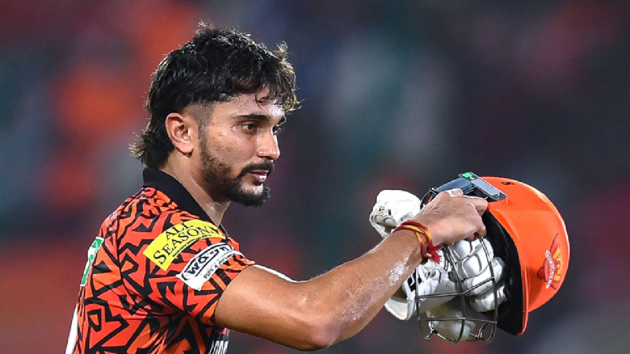 ಈ ಮೂಲಕ ಸನ್ರೈಸರ್ಸ್ ಹೈದರಾಬಾದ್ ತಂಡದಿಂದ ನಾನು ಹೊರ ನಡೆಯಲಿದ್ದೇನೆ ಎಂಬುದು ಕೇವಲ ವದಂತಿ ಅಷ್ಟೇ. ನಾನು ಯಾವಾಗಲೂ ಎಸ್ಆರ್ಹೆಚ್ ತಂಡದ ಭಾಗವಾಗಲು ಬಯಸುತ್ತೇನೆ. ಇದೇ ತಂಡದೊಂದಿಗೆ ಮುಂದುವರೆಯುತ್ತೇನೆ ಎಂದು ನಿತೀಶ್ ಕುಮಾರ್ ರೆಡ್ಡಿ ಸ್ಪಷ್ಟಪಡಿಸಿದ್ದಾರೆ. ಹೀಗಾಗಿ ಮುಂಬರುವ ಸೀಸನ್ನಲ್ಲೂ ಎನ್ಕೆಆರ್ ಎಸ್ಆರ್ಹೆಚ್ ತಂಡದಲ್ಲೇ ಕಾಣಿಸಿಕೊಳ್ಳಲಿದ್ದಾರೆ.