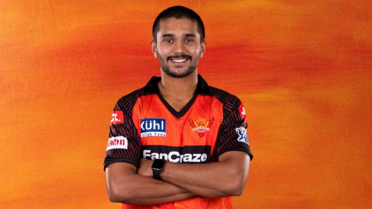 ನಿತೀಶ್ ಕುಮಾರ್ ರೆಡ್ಡಿ ಐಪಿಎಲ್ ಕೆರಿಯರ್ ಆರಂಭಿಸಿದ್ದು 2023 ರಲ್ಲಿ. ಸನ್ರೈಸರ್ಸ್ ಹೈದರಾಬಾದ್ ತಂಡಕ್ಕೆ ಆಯ್ಕೆಯಾಗುವ ಮೂಲಕ ರಂಗೀನ್ ಕ್ರಿಕೆಟ್ ಟೂರ್ನಿಗೆ ಎಂಟ್ರಿ ಕೊಟ್ಟಿದ್ದ ಯುವ ಆಲ್ರೌಂಡ್ ಕಳೆದ ಮೂರು ಸೀಸನ್ಗಳಲ್ಲಿ ಎಸ್ಆರ್ಹೆಚ್ ತಂಡದ ಭಾಗವಾಗಿದ್ದಾರೆ. ಅದರಲ್ಲೂ ಕಳೆದ ಎರಡು ಸೀಸನ್ಗಳಿಂದ ಸನ್ರೈಸರ್ಸ್ ಹೈದರಾಬಾದ್ ಪ್ಲೇಯಿಂಗ್ ಇಲೆವೆನ್ನ ಖಾಯಂ ಸದಸ್ಯರಾಗಿ ಕಾಣಿಸಿಕೊಂಡಿದ್ದಾರೆ.