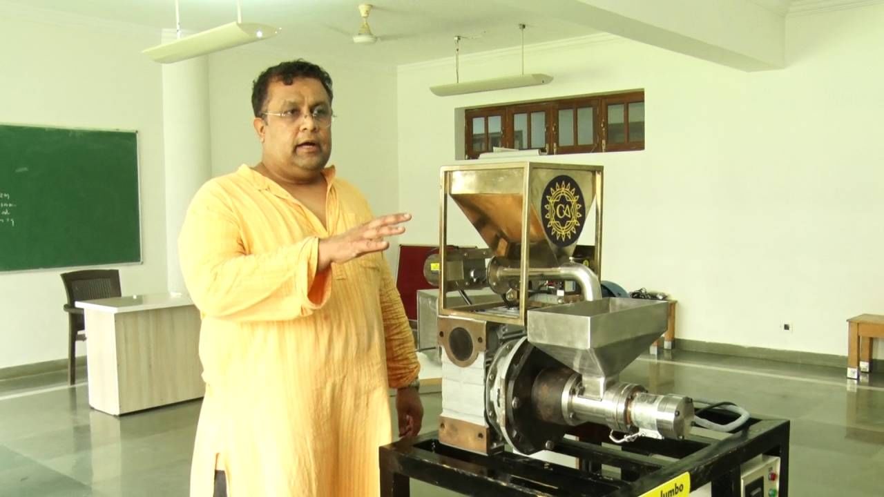 ಮಾರುಕಟ್ಟೆಯಲ್ಲಿ ದೊರಕುವ ಬಹು ಜನಪ್ರಿಯ ನೂಡಲ್ಸ್ಗಳ ತಯಾರಿಕಾ ಪ್ರಕ್ರಿಯೆ ವೈಜ್ಞಾನಿಕವಾಗಿಲ್ಲ. ಆದರೆ, ತಮ್ಮ ಈ ಯಂತ್ರದ ನೂಡಲ್ಸ್ ಮೇಕಿಂಗ್ ಅತ್ಯಂತ ವೈಜ್ಞಾನಿಕವಾಗಿದೆ ಎಂದು ಆಹಾರ ಸಂಶೋಧಕ ಡಾ. ಚೇತನ್ ಹೇಳಿದರು.