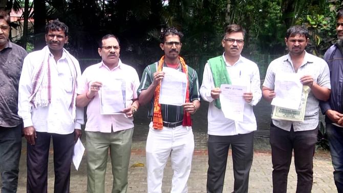 ಗಾಯದ ಮೇಲೆ ಬರೆ: ಸಂಕಷ್ಟದಲ್ಲಿರುವ ಧಾರವಾಡದ ರೈತರಿಗೆ ಬ್ಯಾಂಕ್ನಿಂದ ನೋಟಿಸ್ ಗಾಯದ ಮೇಲೆ ಬರೆ: ಸಂಕಷ್ಟದಲ್ಲಿರುವ ಧಾರವಾಡದ ರೈತರಿಗೆ ಬ್ಯಾಂಕ್ನಿಂದ ನೋಟಿಸ್