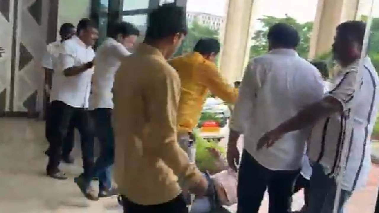 Video: ಮಹಾನಗರ ಪಾಲಿಕೆ ಅಧಿಕಾರಿಯ ಕಚೇರಿಯಿಂದ ಎಳೆದೊಯ್ದು ಥಳಿಸಿದ ಗುಂಪು