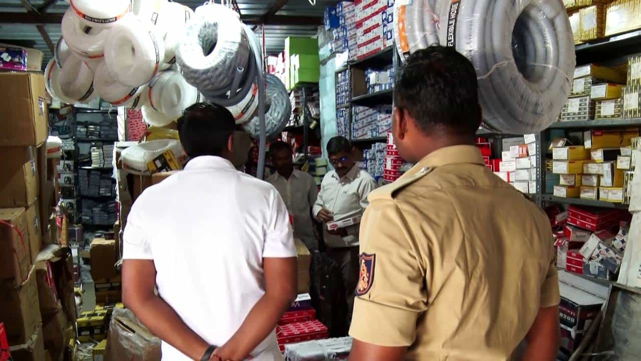 ನಕಲಿ ಎಲೆಕ್ಟ್ರಿಕ್ ವಸ್ತುಗಳನ್ನು ಮಾರಾಟ ಮಾಡುತ್ತಿದ್ದ ರಾಯಚೂರಿನ ಪ್ರಸಿದ್ಧ ಮಳಿಗೆಗಳ ಮೇಲೆ ದಾಳಿ