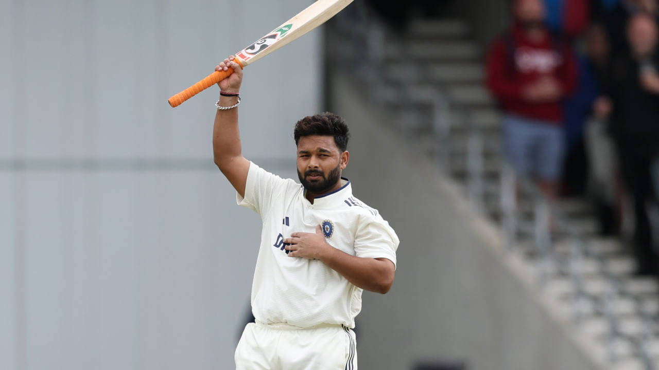 ಮೇಲೆ ಹೇಳಿದಂತೆ ಲೀಡ್ಸ್ ಟೆಸ್ಟ್ನ ಎರಡೂ ಇನ್ನಿಂಗ್ಸ್ಗಳಲ್ಲಿ ರಿಷಭ್ ಪಂತ್ ಶತಕ ಬಾರಿಸಿದ್ದರು. ಮೊದಲ ಇನ್ನಿಂಗ್ಸ್ನಲ್ಲಿ 134 ರನ್ ಬಾರಿಸಿದ್ದ ಪಂತ್, ಈ ಇನ್ನಿಂಗ್ಸ್ನಲ್ಲಿ ಆರು ಸಿಕ್ಸರ್ಗಳನ್ನು ಬಾರಿಸಿದ್ದರು. ಹಾಗೆಯೇ ಎರಡನೇ ಇನ್ನಿಂಗ್ಸ್ನಲ್ಲಿಯೂ ತಮ್ಮ ಫಾರ್ಮ್ ಮುಂದುವರೆಸಿದ್ದ ಪಂತ್ 118 ರನ್ ಕಲೆಹಾಕಿದ್ದರು. ಈ ಇನ್ನಿಂಗ್ಸ್ನಲ್ಲಿ ಅವರು ಮೂರು ಸಿಕ್ಸರ್ಗಳನ್ನು ಬಾರಿಸಿದ್ದರು.