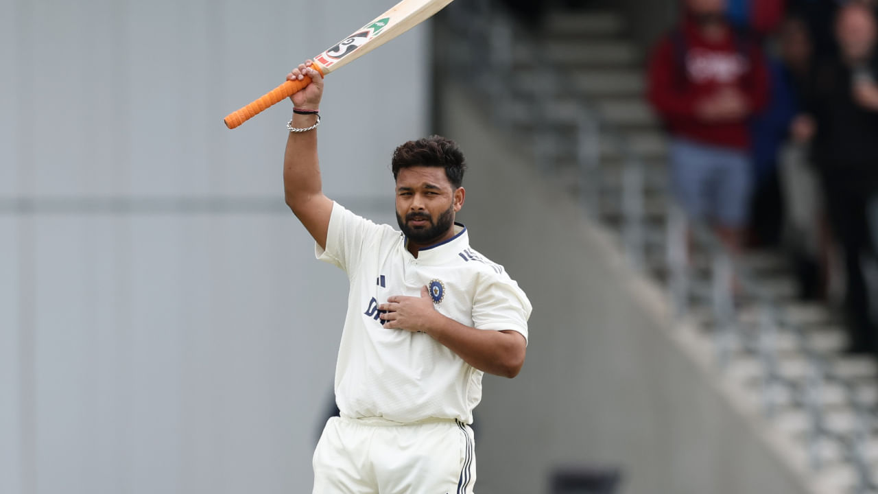 ಪ್ರಸ್ತುತ ಭಾರತ ಹಾಗೂ ಇಂಗ್ಲೆಂಡ್‌ ನಡುವೆ ಐದು ಪಂದ್ಯಗಳ ಟೆಸ್ಟ್ ಸರಣಿ ನಡೆಯುತ್ತಿದೆ. ಈ ಸರಣಿಯ ಮೊದಲ ಪಂದ್ಯವನ್ನು ಆತಿಥೇಯ ಇಂಗ್ಲೆಂಡ್‌ ಗೆದ್ದುಕೊಳ್ಳುವಲ್ಲಿ ಯಶಸ್ವಿಯಾಗಿದೆ. ಈ ಪಂದ್ಯದಲ್ಲಿ ಭಾರತ ತಂಡದಿಂದ ಐದು ಶತಕಗಳು ಸಿಡಿದರೂ ಗೆಲುವು ದಕ್ಕಿಸಿಕೊಳ್ಳಲು ಸಾಧ್ಯವಾಗಲಿಲ್ಲ. ಆದಾಗ್ಯೂ ವಿಕೆಟ್​ಕೀಪರ್ ಬ್ಯಾಟ್ಸ್‌ಮನ್ ರಿಷಭ್ ಪಂತ್ ತಮ್ಮ ಪ್ರದರ್ಶನದಿಂದ ಎಲ್ಲರ ಗಮನ ಸೆಳೆದಿದ್ದರು.
