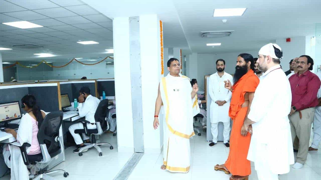 Patanjali Telemedicine: ಪತಂಜಲಿ ಮತ್ತೊಂದು ದೈತ್ಯ ಹೆಜ್ಜೆ; ವಿಶ್ವದ ಅತಿದೊಡ್ಡ ಆಯುರ್ವೇದ ಟೆಲಿಮೆಡಿಸಿನ್ ಸೆಂಟರ್ಗೆ ಚಾಲನೆ Patanjali Telemedicine: ಪತಂಜಲಿ ಮತ್ತೊಂದು ದೈತ್ಯ ಹೆಜ್ಜೆ; ವಿಶ್ವದ ಅತಿದೊಡ್ಡ ಆಯುರ್ವೇದ ಟೆಲಿಮೆಡಿಸಿನ್ ಸೆಂಟರ್ಗೆ ಚಾಲನೆ