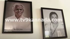 ಹಾಲ್ನಲ್ಲಿ ಪತಿಯೊಂದಿಗೆ ಸರೋಜಾ ದೇವಿ ಮತ್ತು ತಂದೆ-ತಾಯಿಯವರ ಫೋಟೋ! ಹಾಲ್ನಲ್ಲಿ ಪತಿಯೊಂದಿಗೆ ಸರೋಜಾ ದೇವಿ ಮತ್ತು ತಂದೆ-ತಾಯಿಯವರ ಫೋಟೋ!
