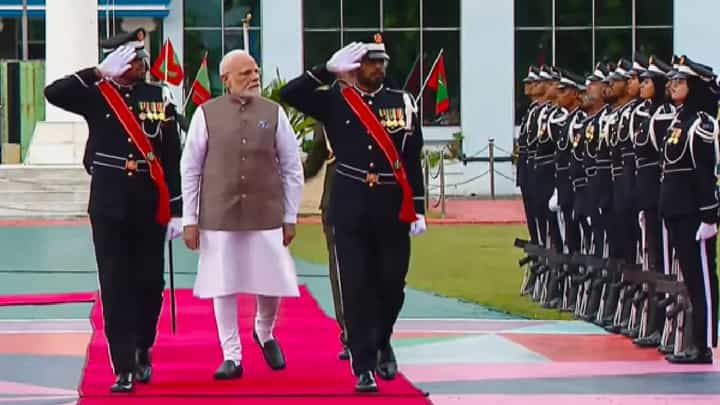 ಮಾಲ್ಡೀವ್ಸ್ನಲ್ಲಿ ಪ್ರಧಾನಿ ಮೋದಿಗೆ ಗೌರವದ ಸ್ವಾಗತ, ಭಾರತೀಯರಿಂದ ನೃತ್ಯ ಪ್ರದರ್ಶನ ಮಾಲ್ಡೀವ್ಸ್ನಲ್ಲಿ ಪ್ರಧಾನಿ ಮೋದಿಗೆ ಗೌರವದ ಸ್ವಾಗತ, ಭಾರತೀಯರಿಂದ ನೃತ್ಯ ಪ್ರದರ್ಶನ