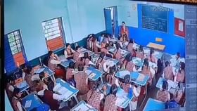 ಭೂಪಾಲ್ನ ಶಾಲೆಯಲ್ಲಿ ಸೀಲಿಂಗ್ ಪ್ಲಾಸ್ಟರ್ ಬಿದ್ದು ಇಬ್ಬರಿಗೆ ಗಾಯ ಭೂಪಾಲ್ನ ಶಾಲೆಯಲ್ಲಿ ಸೀಲಿಂಗ್ ಪ್ಲಾಸ್ಟರ್ ಬಿದ್ದು ಇಬ್ಬರಿಗೆ ಗಾಯ