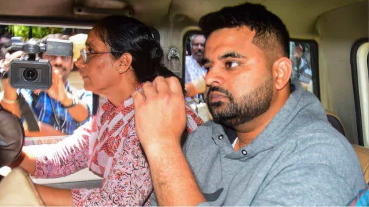 ಅತ್ಯಾಚಾರ ಪ್ರಕರಣ: ಪ್ರಜ್ವಲ್ ರೇವಣ್ಣ ಭವಿಷ್ಯ ಜು.30ಕ್ಕೆ ನಿರ್ಧಾರ, ತೀರ್ಪು ನೀಡಲಿರುವ ಕೋರ್ಟ್ ಅತ್ಯಾಚಾರ ಪ್ರಕರಣ: ಪ್ರಜ್ವಲ್ ರೇವಣ್ಣ ಭವಿಷ್ಯ ಜು.30ಕ್ಕೆ ನಿರ್ಧಾರ, ತೀರ್ಪು ನೀಡಲಿರುವ ಕೋರ್ಟ್