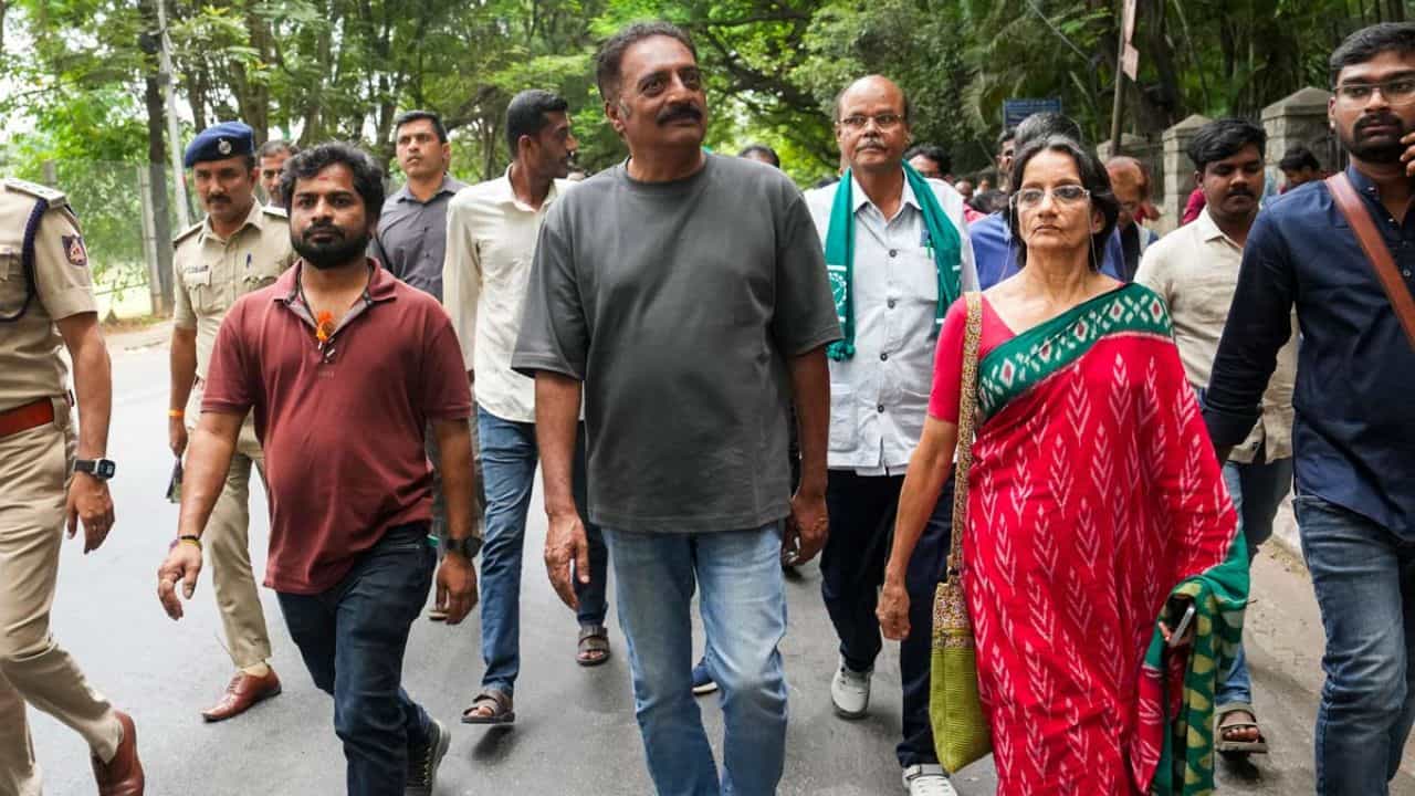 ರೈತರ ಬಗ್ಗೆ ಮಾತನಾಡಲು ಹೋದ ಪ್ರಕಾಶ್ ರೈ, ಸಭೆ ರದ್ದು ಮಾಡಿದ ಸಮಿತಿ ರೈತರ ಬಗ್ಗೆ ಮಾತನಾಡಲು ಹೋದ ಪ್ರಕಾಶ್ ರೈ, ಸಭೆ ರದ್ದು ಮಾಡಿದ ಸಮಿತಿ