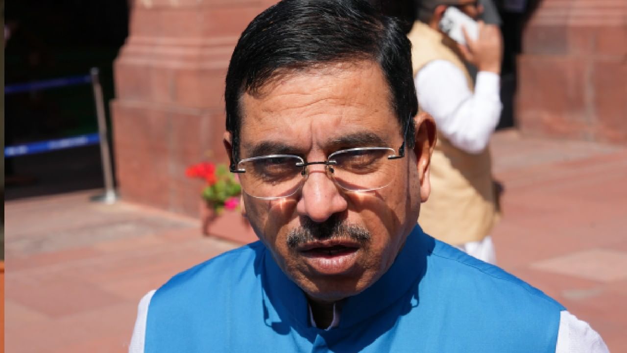 ನೇರಳೆ ಹಣ್ಣು ಮಾರುವವರಿಗೂ ಜಿಎಸ್​ಟಿ ನೋಟಿಸ್; ಕರ್ನಾಟಕ ಸರ್ಕಾರದ ವಿರುದ್ಧ ಪ್ರಲ್ಹಾದ್ ಜೋಶಿ ಆರೋಪ