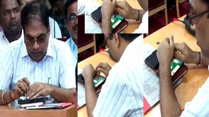ಅತ್ತ ರಾಯಚೂರು ಕೆಡಿಪಿ ಸಭೆಯಲ್ಲಿ ಗಂಭೀರ ಚರ್ಚೆ, ಇತ್ತ ಅಧಿಕಾರಿ ರಮ್ಮಿ ಆಟದಲ್ಲಿ ಮಗ್ನ ಅತ್ತ ರಾಯಚೂರು ಕೆಡಿಪಿ ಸಭೆಯಲ್ಲಿ ಗಂಭೀರ ಚರ್ಚೆ, ಇತ್ತ ಅಧಿಕಾರಿ ರಮ್ಮಿ ಆಟದಲ್ಲಿ ಮಗ್ನ