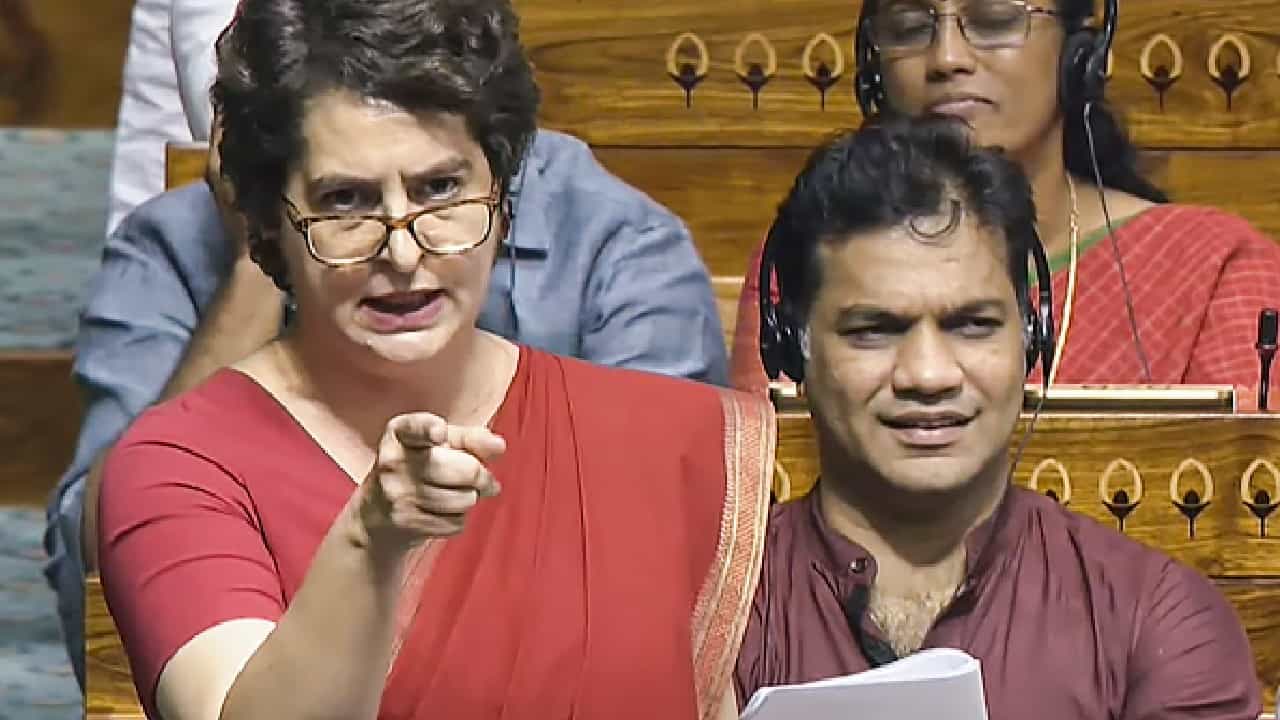 ಕಾಂಗ್ರೆಸ್ ಇತಿಹಾಸವನ್ನೆಲ್ಲ ಹೇಳಿದ್ರಲ್ಲ 11 ವರ್ಷದಿಂದ ನೀವೇನು ಮಾಡಿದ್ರಿ? ಸಂಸತ್​​ನಲ್ಲಿ ಪ್ರಿಯಾಂಕಾ ಗಾಂಧಿ ಟೀಕೆ