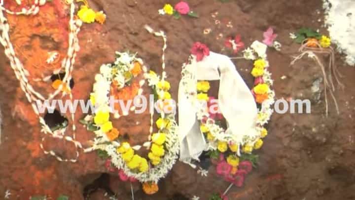 ಬೀದರ್ ನಗರದ ಮನೆಯೊಂದರಲ್ಲಿ 5 ದಶಕಗಳಿಂದ ಬೆಳೆಯುತ್ತಿರುವ ಹುತ್ತ, ನಾಗಪಂಚಮಿಯಂದು ವಿಶೇಷ ಪೂಜೆ ಬೀದರ್ ನಗರದ ಮನೆಯೊಂದರಲ್ಲಿ 5 ದಶಕಗಳಿಂದ ಬೆಳೆಯುತ್ತಿರುವ ಹುತ್ತ, ನಾಗಪಂಚಮಿಯಂದು ವಿಶೇಷ ಪೂಜೆ