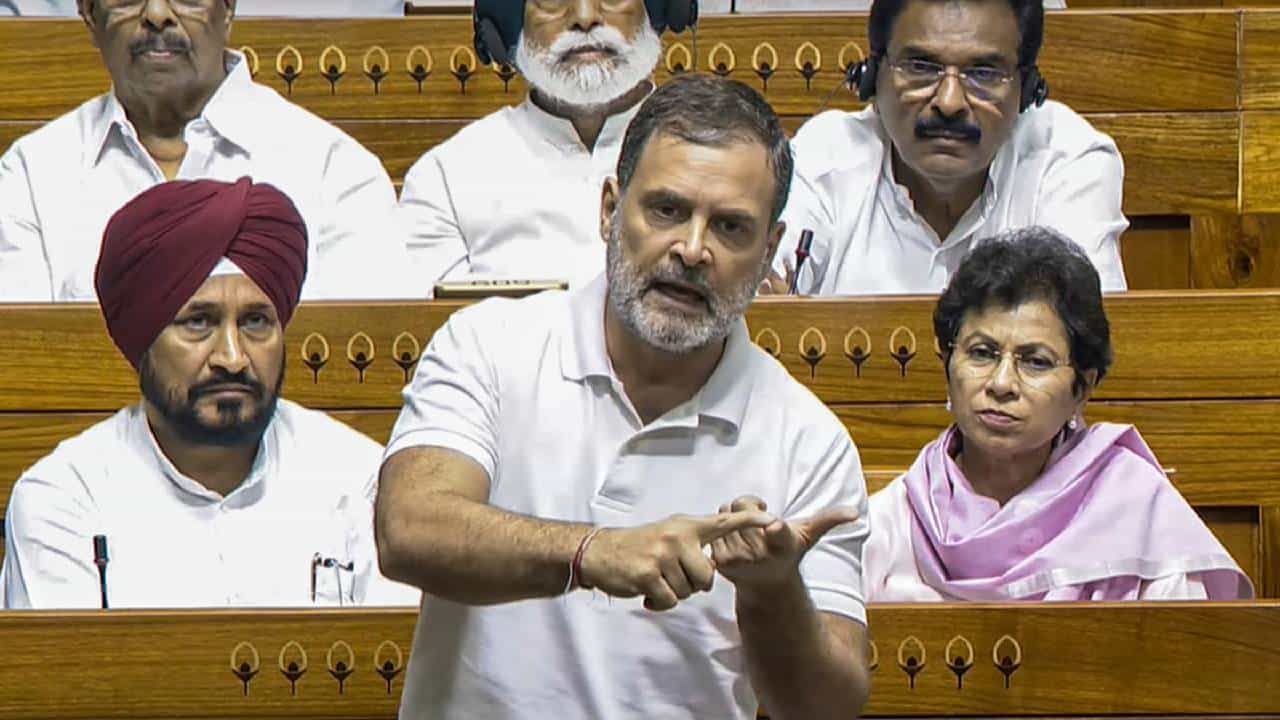 ಅತ್ತ ಉಗ್ರರ ಪುರಾವೆ ಕೇಳುತ್ತಿರುವ ಕಾಂಗ್ರೆಸ್ ನಾಯಕ, ಇತ್ತ ಪಾಕ್​​ನಿಂದಲೇ ಉಗ್ರರು ಬಂದಿದ್ದಾರೆ ಎನ್ನುತ್ತಿರುವ ರಾಹುಲ್