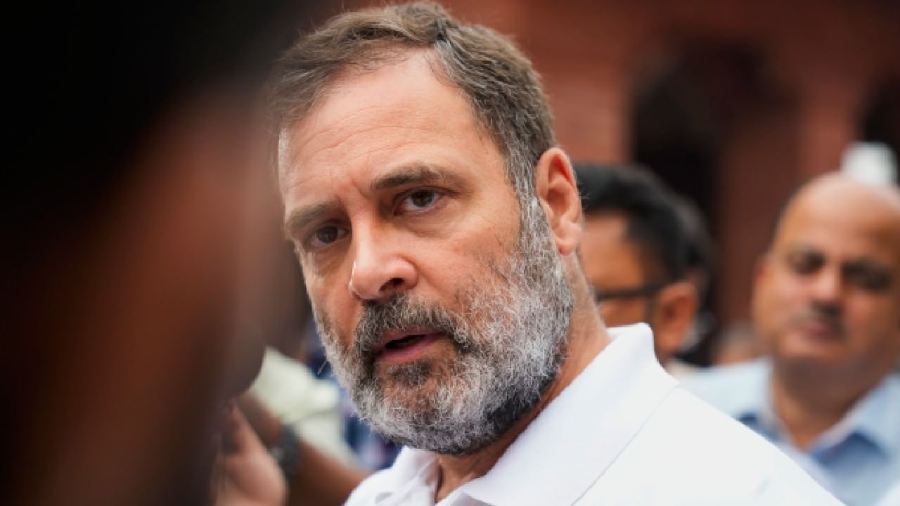 ಕರ್ನಾಟಕದಲ್ಲಿ ನಡೆದ ಮತ ವಂಚನೆಗೆ ಸಂಪೂರ್ಣ ಸಾಕ್ಷಿ ಇದೆ ಎಂದ ರಾಹುಲ್ ಗಾಂಧಿ; ಚುನಾವಣಾ ಆಯೋಗ ತಿರುಗೇಟು ಕರ್ನಾಟಕದಲ್ಲಿ ನಡೆದ ಮತ ವಂಚನೆಗೆ ಸಂಪೂರ್ಣ ಸಾಕ್ಷಿ ಇದೆ ಎಂದ ರಾಹುಲ್ ಗಾಂಧಿ; ಚುನಾವಣಾ ಆಯೋಗ ತಿರುಗೇಟು