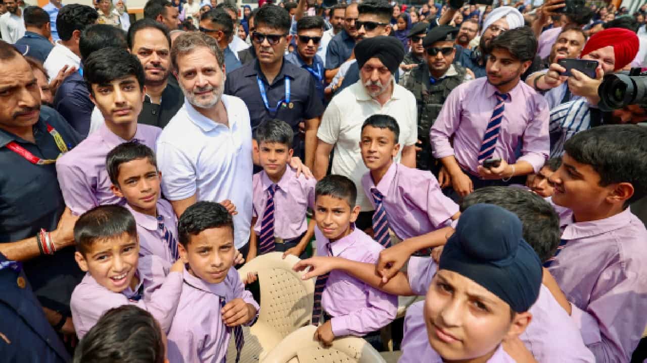 ಪೂಂಚ್ನಲ್ಲಿ ನಡೆದ ಪಾಕಿಸ್ತಾನಿ ದಾಳಿಯಲ್ಲಿ ಅಪ್ಪ-ಅಮ್ಮನನ್ನು ಕಳೆದುಕೊಂಡ 22 ಮಕ್ಕಳನ್ನು ದತ್ತು ಪಡೆದ ರಾಹುಲ್ ಗಾಂಧಿ ಪೂಂಚ್ನಲ್ಲಿ ನಡೆದ ಪಾಕಿಸ್ತಾನಿ ದಾಳಿಯಲ್ಲಿ ಅಪ್ಪ-ಅಮ್ಮನನ್ನು ಕಳೆದುಕೊಂಡ 22 ಮಕ್ಕಳನ್ನು ದತ್ತು ಪಡೆದ ರಾಹುಲ್ ಗಾಂಧಿ