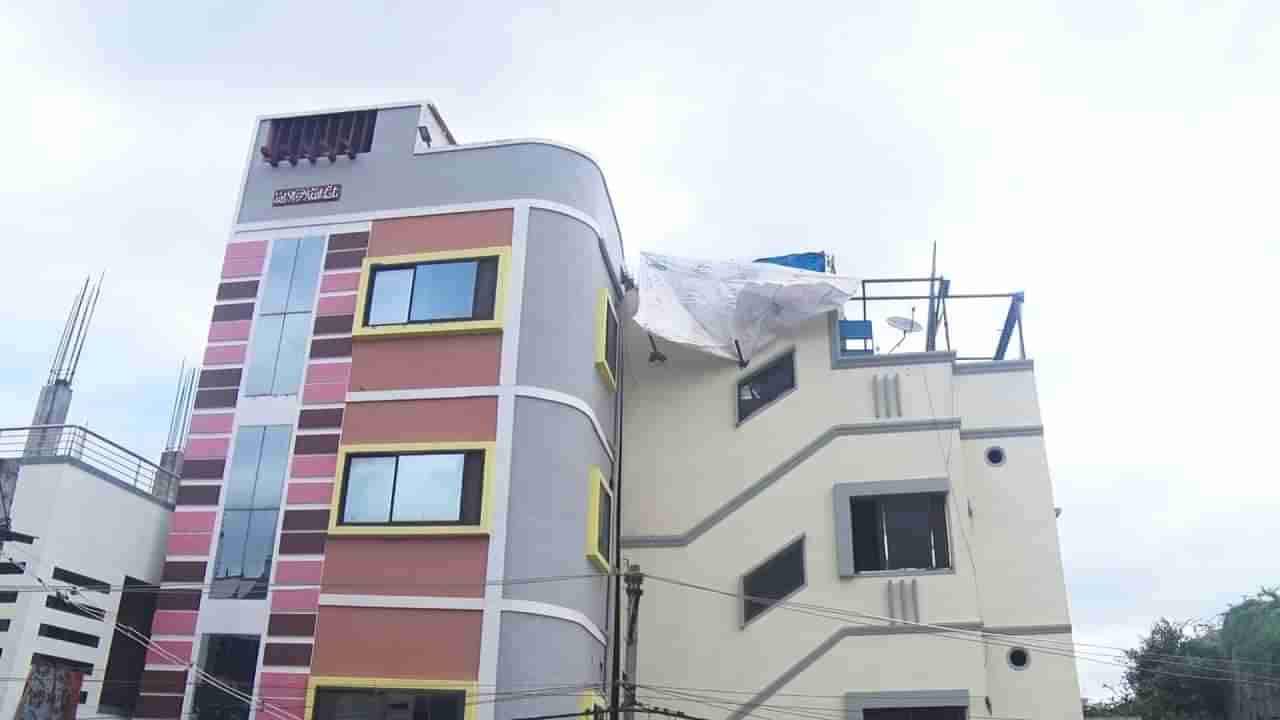 ರಾಯಚೂರಿನಲ್ಲಿ ವಾಲಿದ ಮೂರು ಅಂತಸ್ತಿನ ಕಟ್ಟಡ: ಪ್ರಾಣಾಪಾಯದಿಂದ ಪಾರಾದ ಕುಟುಂಬಗಳು