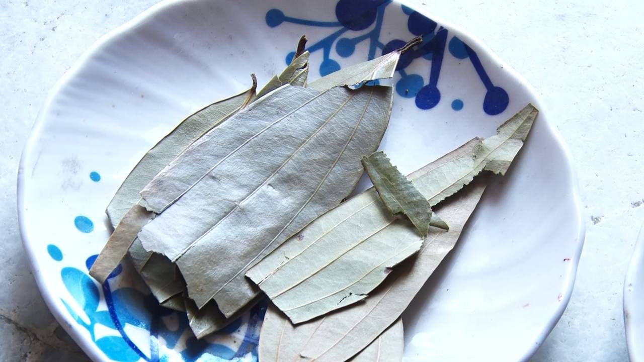 ಮಹಿಳೆಯರೇ ಎಚ್ಚರ: ಬಿರಿಯಾನಿ ಎಲೆ ಅಂತ ನೀಲಗಿರಿ ಎಲೆ, ಪಪ್ಪಾಯಿ ಬೀಜ ಮಿಶ್ರಿತ ಕಾಳು ಮೆಣಸು ಮಾರಾಟ!