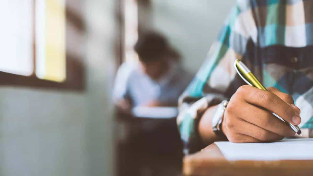 Railways Exam Rules: ರೈಲ್ವೆ ನೇಮಕಾತಿ ಪರೀಕ್ಷೆಗಳ ನಿಯಮಗಳಲ್ಲಿ ಬದಲಾವಣೆ; ನಿಷಿದ್ಧ ವಸ್ತುಗಳಿಗೆ ಸಂಬಂಧಿಸಿದಂತೆ ಸ್ಪಷ್ಟನೆ Railways Exam Rules: ರೈಲ್ವೆ ನೇಮಕಾತಿ ಪರೀಕ್ಷೆಗಳ ನಿಯಮಗಳಲ್ಲಿ ಬದಲಾವಣೆ; ನಿಷಿದ್ಧ ವಸ್ತುಗಳಿಗೆ ಸಂಬಂಧಿಸಿದಂತೆ ಸ್ಪಷ್ಟನೆ