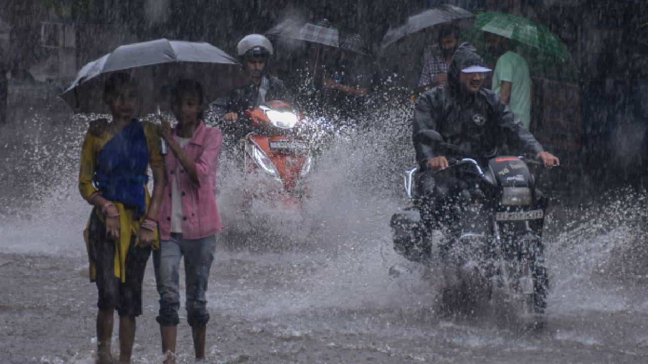 Karnataka Rains: ಕರ್ನಾಟಕದ ಕರಾವಳಿ, ದಕ್ಷಿಣ ಒಳನಾಡಿನ ಹಲವು ಜಿಲ್ಲೆಗಳಿಗೆ ಯೆಲ್ಲೋ ಅಲರ್ಟ್, ಒಂದು ವಾರ ಮಳೆ Karnataka Rains: ಕರ್ನಾಟಕದ ಕರಾವಳಿ, ದಕ್ಷಿಣ ಒಳನಾಡಿನ ಹಲವು ಜಿಲ್ಲೆಗಳಿಗೆ ಯೆಲ್ಲೋ ಅಲರ್ಟ್, ಒಂದು ವಾರ ಮಳೆ