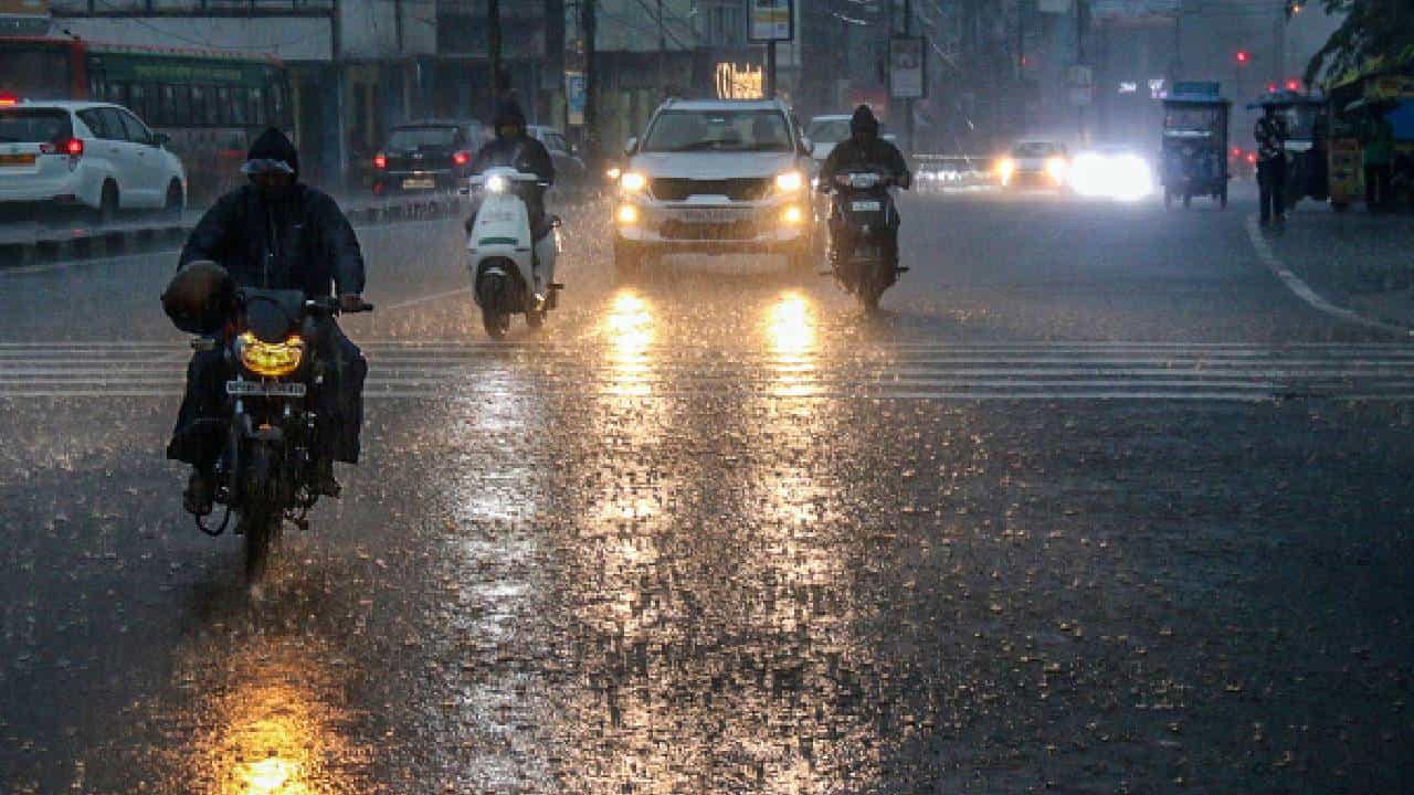 Karnataka Rains: ಕರ್ನಾಟಕದ ಕರಾವಳಿ ಜಿಲ್ಲೆಗಳಲ್ಲಿ ಜುಲೈ 14ರವರೆಗೂ ಮಳೆ ಜೋರು Karnataka Rains: ಕರ್ನಾಟಕದ ಕರಾವಳಿ ಜಿಲ್ಲೆಗಳಲ್ಲಿ ಜುಲೈ 14ರವರೆಗೂ ಮಳೆ ಜೋರು