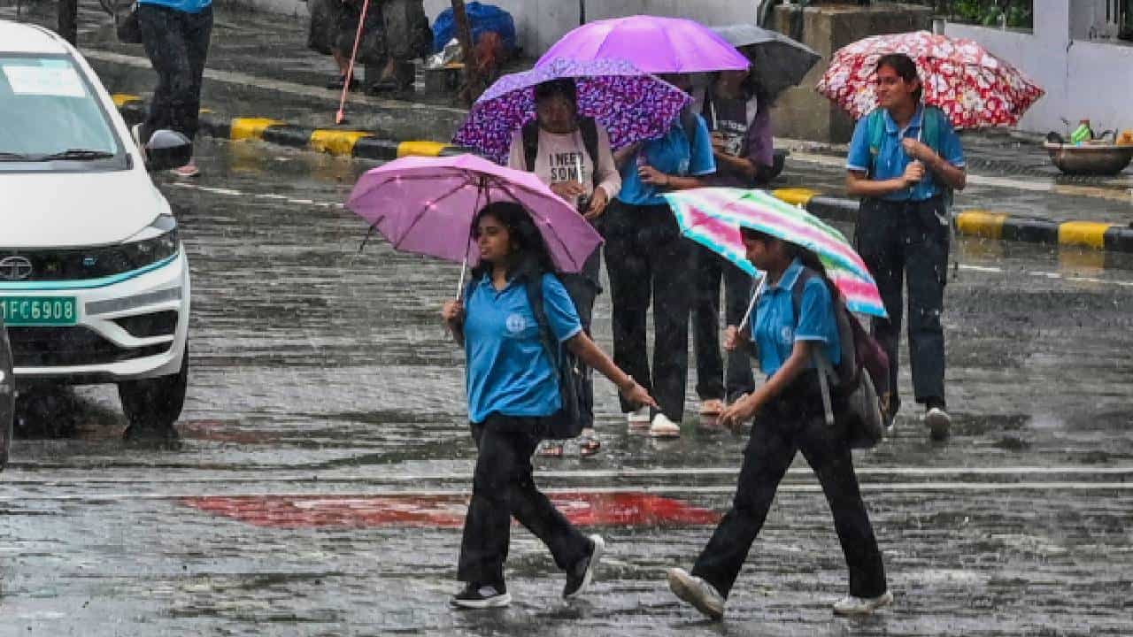 Karnataka Rains: ಒಂದು ವಾರ ಕರ್ನಾಟಕದ ಕರಾವಳಿ ಜಿಲ್ಲೆಗಳಿಗೆ ಯೆಲ್ಲೋ ಅಲರ್ಟ್, ಉಳಿದೆಡೆ ಸಾಧಾರಣ ಮಳೆ Karnataka Rains: ಒಂದು ವಾರ ಕರ್ನಾಟಕದ ಕರಾವಳಿ ಜಿಲ್ಲೆಗಳಿಗೆ ಯೆಲ್ಲೋ ಅಲರ್ಟ್, ಉಳಿದೆಡೆ ಸಾಧಾರಣ ಮಳೆ